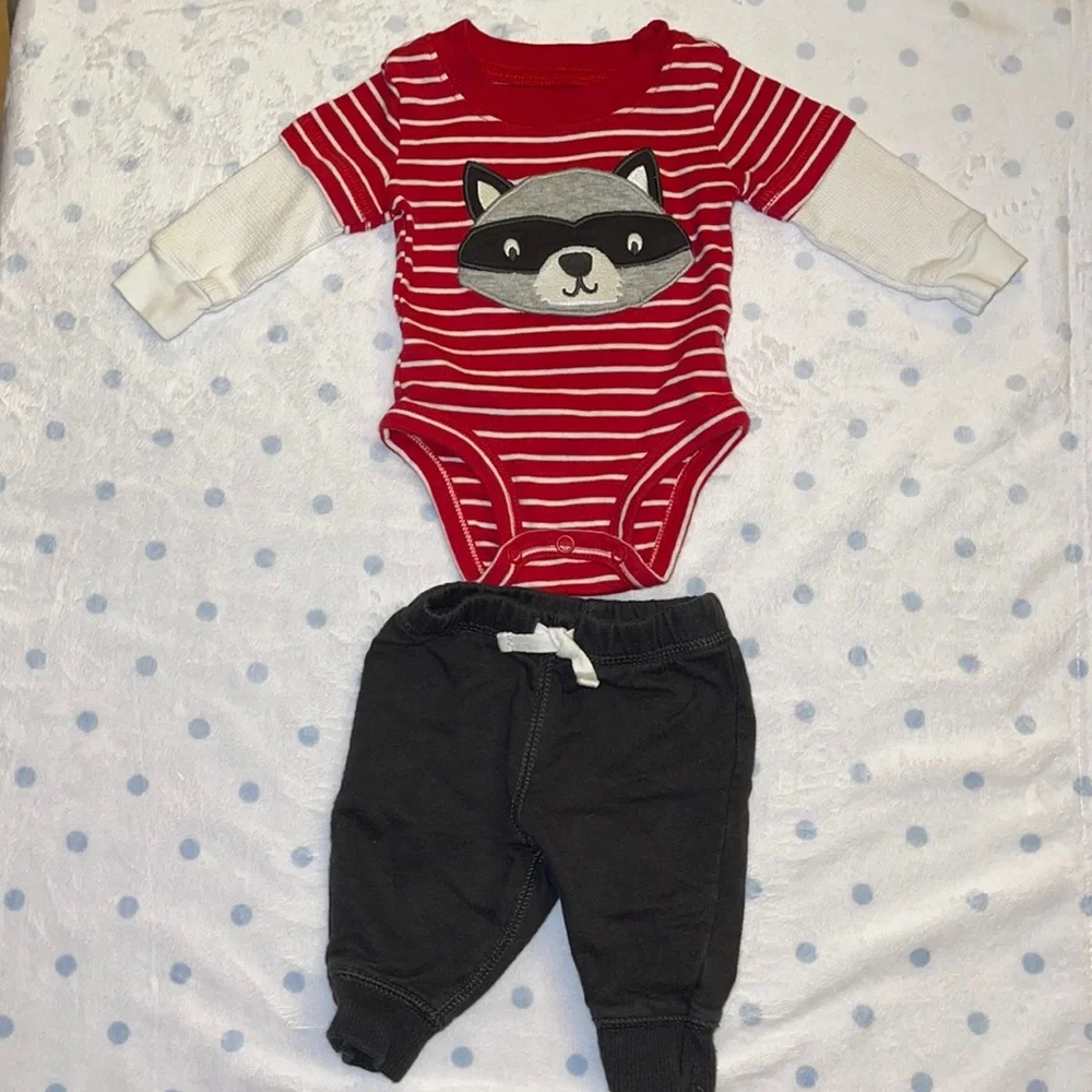 Carter’s 3 pieces total. Newborn